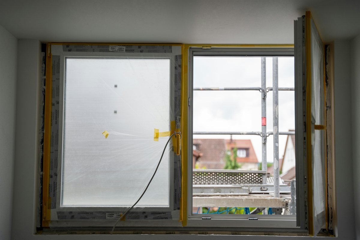 Pose de nouvelles fenêtres dans une maison en Suisse