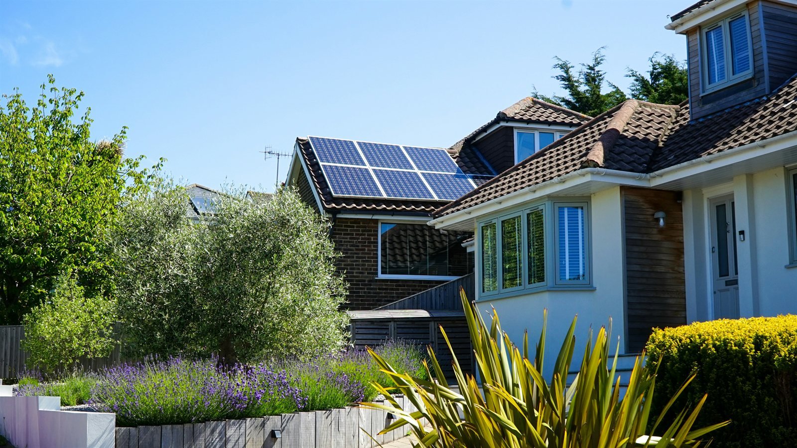 Maison suisse avec panneaux solaires et jardin